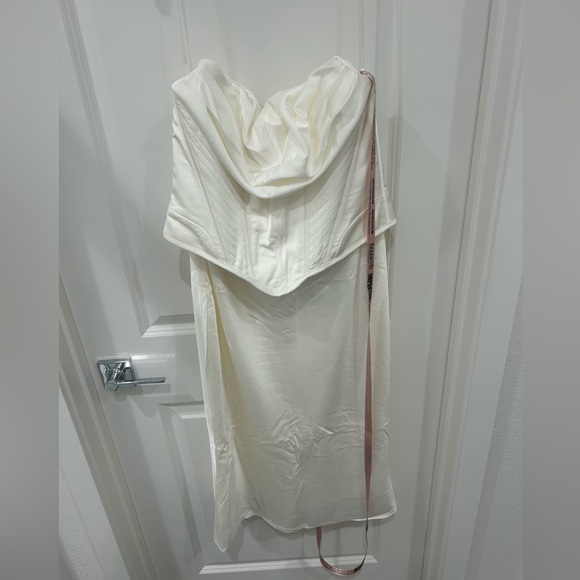House of CB SIENNA
IVORY SATIN STRAPLESS CORSET MIDI DRESS - Picture 5 of 6